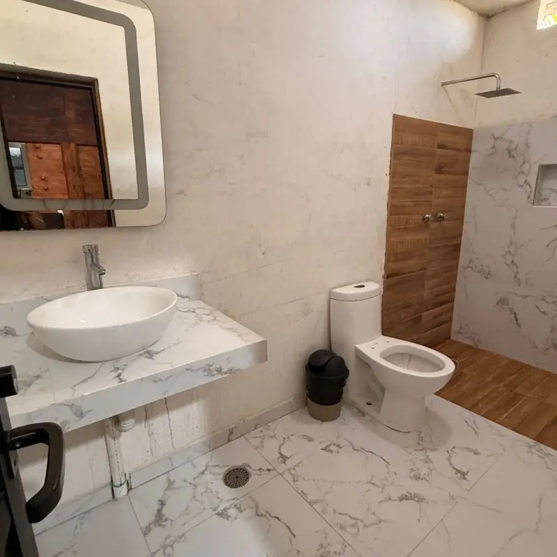 Baño completo con agua fría y caliente en Cabaña Don Moy Chachalacas Veracruz.