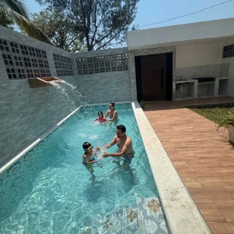 Familia disfrutando de la alberca privada en Casa de Playa Los Jarochos en Chachalacas, Veracruz