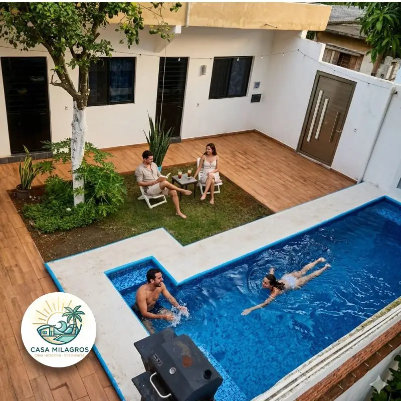 Vista aérea de la alberca privada, terraza y jardín de la casa vacacional Casa Milagros en renta, Playa Chachalacas.