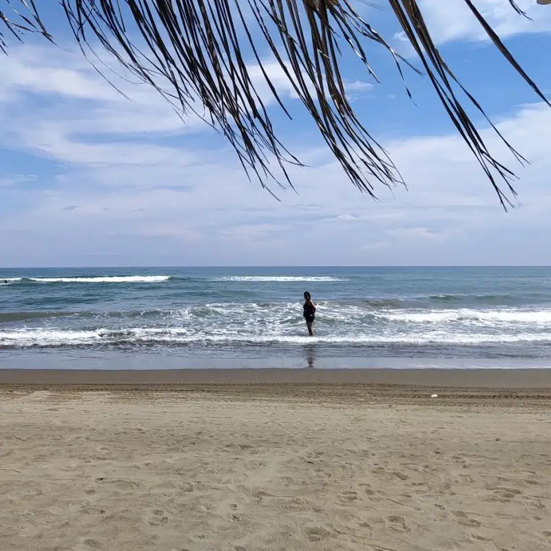 Acceso directo al mar desde la Cabaña Don Moy a pie de playa en Chachalacas Veracruz.